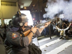 Polizia brasiliana spara proiettoli di gomma