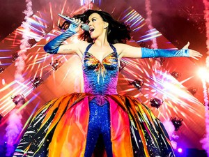 Katy Perry canta nell'Half Time del Super Bowl