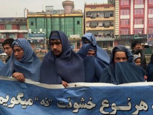 Uomini con il burqa in Afghanistan