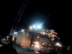 Costa Concordia riparte per i cantieri navali