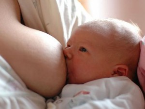 latte-materno-allattamento-al-seno-neonato