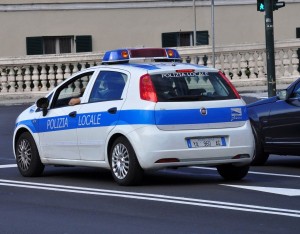 Danneggia auto della polizia municipale a Prà