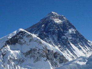 Slavina uccide 17 scalatori sull'Everest