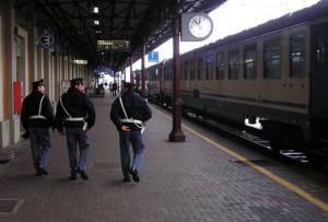 Genova, la Polfer sorprende ed arresta due persone sorprese a rubare sul treno