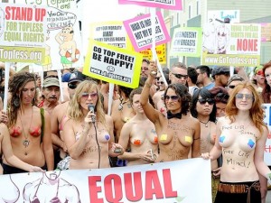 Protesta per topless a Venice Beach