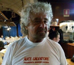 Beppe Grillo cameriere alla cena del M5S