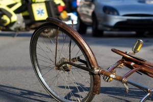 In una voragine con la bicicletta, ferito ciclista a Roma