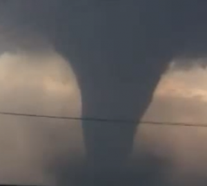 Tornado blocca aeroporto in Oklahoma