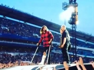 Dave Grohl dei Foo Fighters cade dal palco