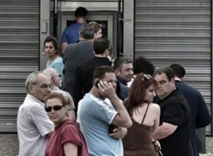 File ai bancomat in Grecia