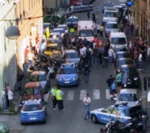 Poliziotti aggrediti in via Sampierdarena