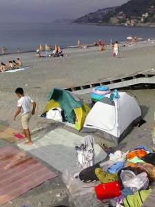tende sulle spiagge di Voltri