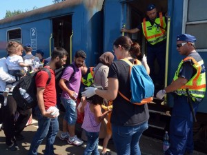 Profughi siriani salgono sui treni
