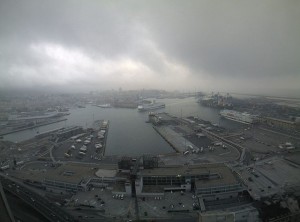 Porto di Genova avvolto dalla foschia