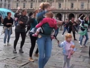 Flash mob delle mamme a De Ferrari