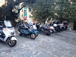 scooter sul piazzale della Chiesa Santa Margherita