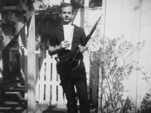Lee Oswald con il fucile con cui uccise Kennedy