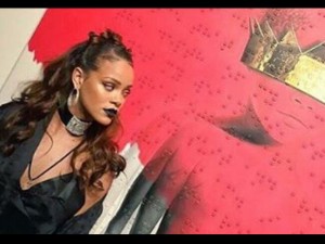 Rihanna con la tela alle spalle