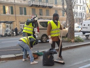 Migranti puliscono corso Torino alla Foce
