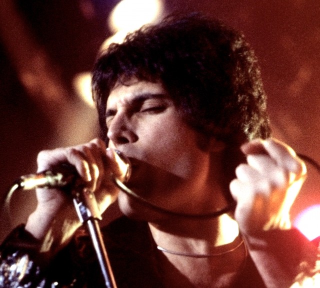Bohemian Rhapsody, la prima foto di Rami Malek nei panni Freddie Mercury Bohemian Rhapsody, la prima foto di Rami Malek nei panni Freddie Mercury