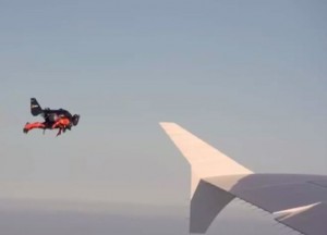 Jetpack insegue aereo di linea a Dubai