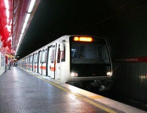 Crolla la volta della metro di Roma, traffico interrotto