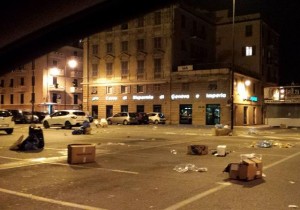 Piazza Gaggero invasa dalla spazzatura a Voltri