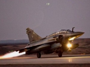 Francia bombarda ancora l'Isis a Raqqa