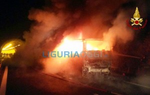 Genova, bus in fiamme in via Bobbio