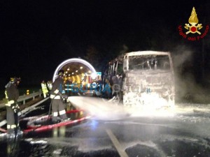 Pullman in fiamme sulla A12