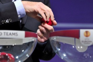 Nella foto, le urne durante il sorteggio dei sedicesimi di Europa League