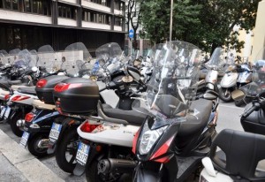 Parcheggiatori abusivi anche per gli scooter