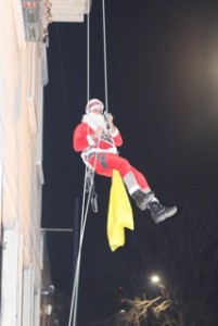 Babbo Natale si cala dal tetto a Genova