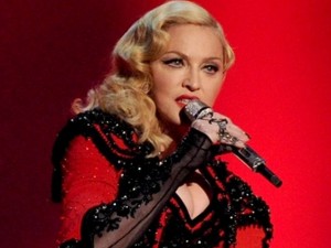 Madonna canta la Marsigliese a Parigi