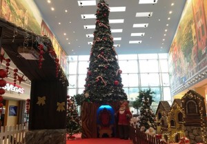 Nella foto, l'albero di Natale del centro commerciale spezzino "Le Terrazze"