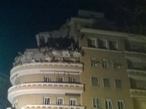 Crollano tre piani di una palazzina a Roma