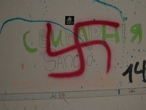 Svastica sul muro di una scuola a Sanremo