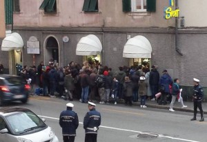 Folla in via Reta a Bolzaneto per Pavoletti