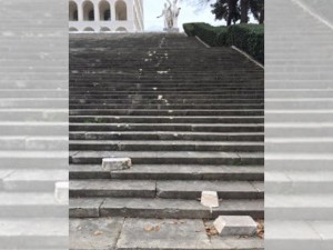La scalinata vandalizzata