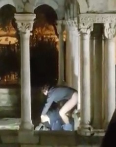 Sesso nel chiostro della Casa di Colombo