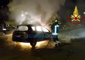 Auto in fiamme a La Spezia