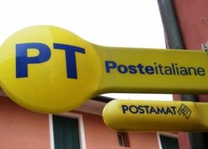 Poste in piazza Cavour imbrattate da scritte sull'edificio