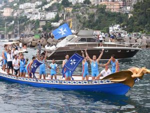 L'equipaggio di Amalfi festeggia la vittoria