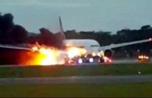 Aereo Singapore Airlines in fiamme