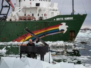 Nella foto, Einaudi suona il pianoforte tra i ghiacci delle Isole Svalbard