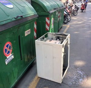 rifiuti ingombranti abbandonati per strada