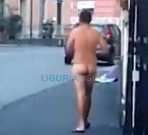 Uomo nudo per strada a Sampierdarena