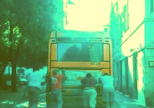 Autobus spinto dai passeggeri a Sestri Ponente