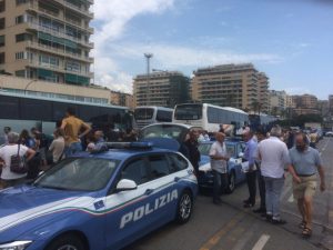 Genova, controlli della Polizia su pullman diretti a Cracovia 