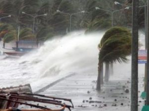 Un violento tifone si sta abbattendo su Taiwan